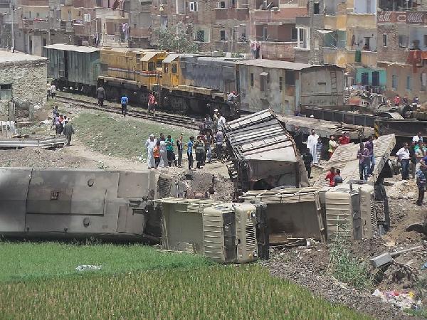 انقلاب قطار حربي محمل بمعدات عسكرية في “كفر الدوار”