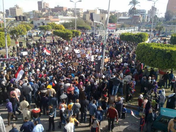 مسيرة بالاسماعيلية تطالب باسقاط مرسي