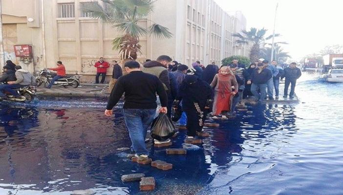 ضعف رواتب عمال الصرف الصحي وراء غرق قرية في بورسعيد