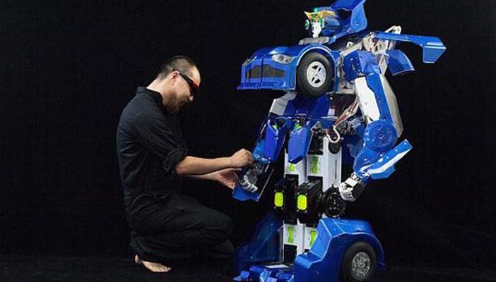 بالصور.. شركة يابانية تخترع “روبرت” جديدًا يتحول لسيارة