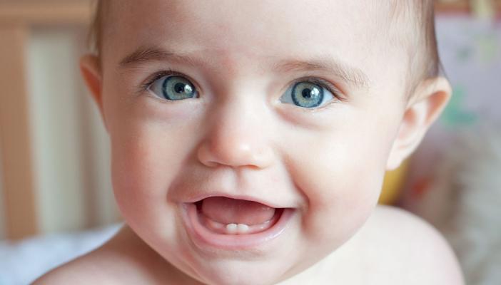 دراسة: الرضاعة الطبيعية تقلل من انحرافات الأسنان لدى الأطفال