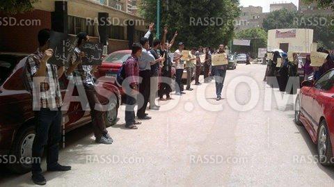 سلسلة بشرية بجامعة “سوهاج” تنديدًا باعتقال الطلاب