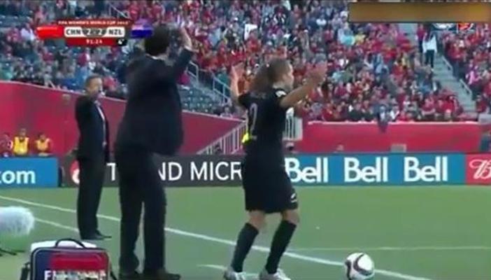 بالفيديو.. طرد مدرب الصين لتحرشه بلاعبة في مباراة لكرة القدم