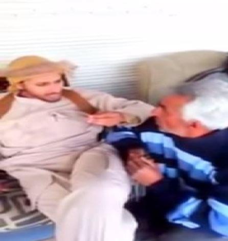 “داعش” تعزل قياديًا مصريًا لاستهزائه برجل عجوز