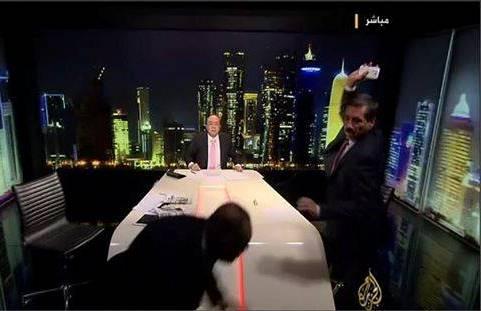 فيديو | اشتباك عنيف بالأيدي بين ضيفين بقناة الجزيرة