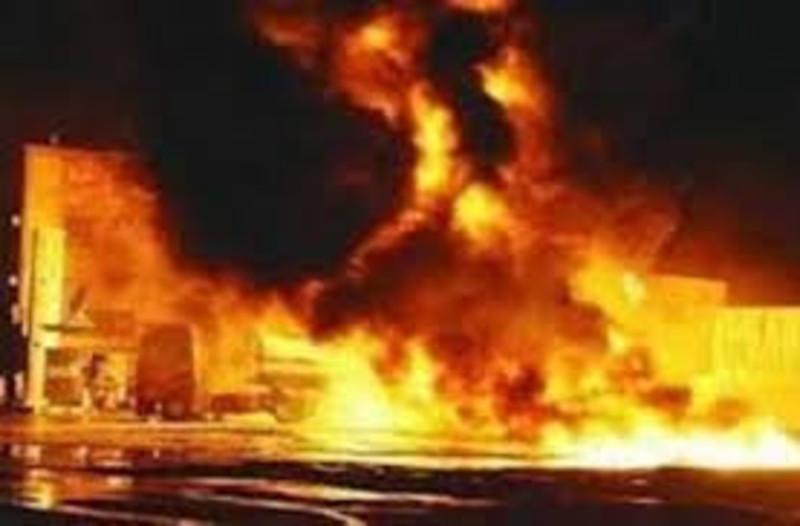 حريق هائل بمصنع أولاد رجب للأخشاب في دمياط و12 سيارة مطافئ للسيطرة