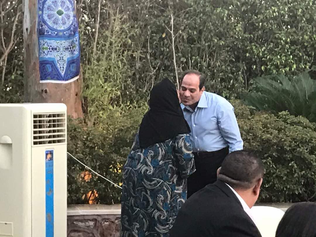 بالصور والفيديو.. السيسي يتناول الإفطار مع 28 مواطنًا