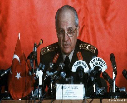 رغم الرئاسة ومرور 30 عاما.. قائد الانقلاب التركي يواجه المؤبد