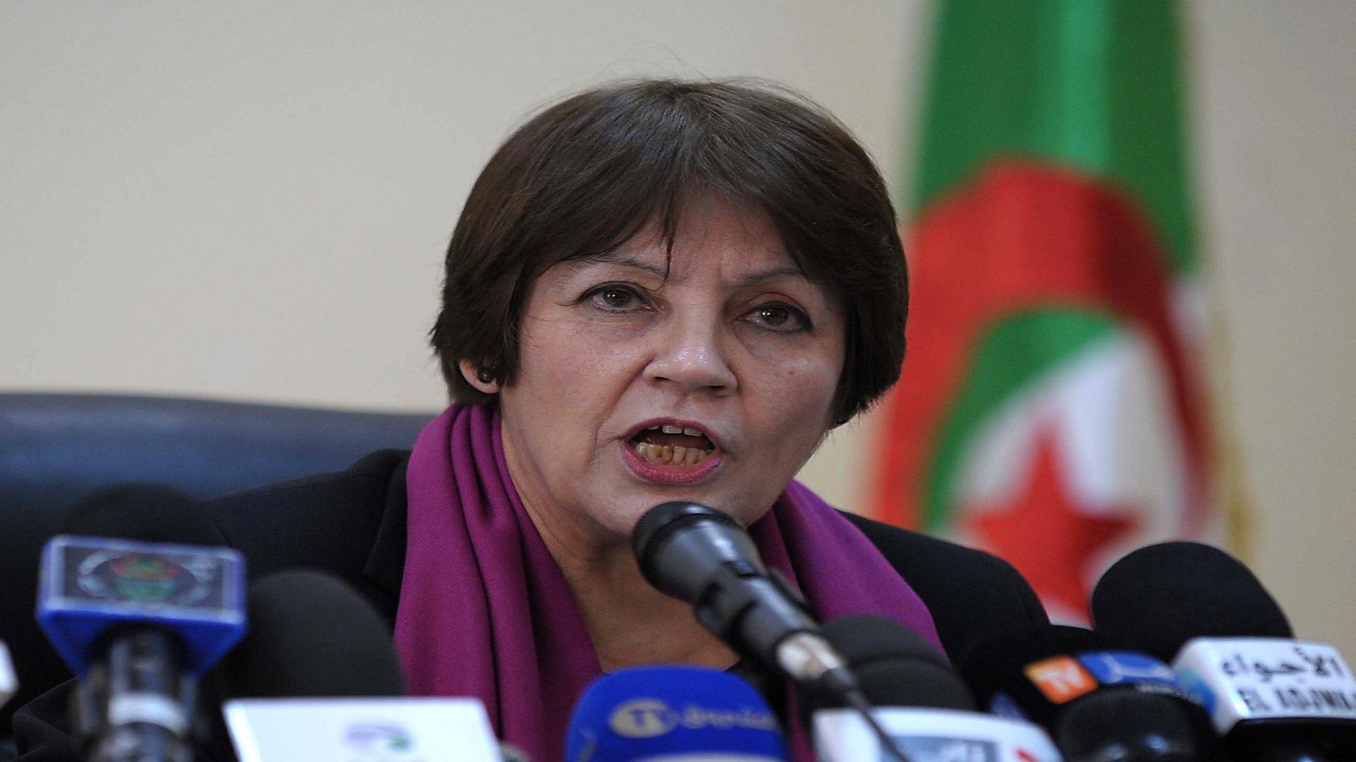 بسبب تسريب الامتحانات.. حظر “فيسبوك” و” تويتر” في الجزائر