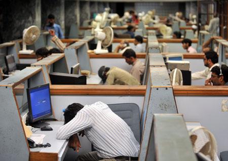 حكومة الانقلاب تصر على الضرائب والبورصة ترد بالخسائر