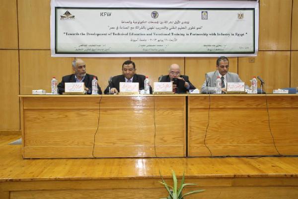 بدء منتدى الشراكة بين المجمعات التكنولوجية والصناعة بأسيوط