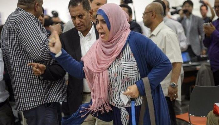 بالفيديو.. امرأة ترشق رئيس وفد الحوثيين في جنيف بـ”الحذاء”