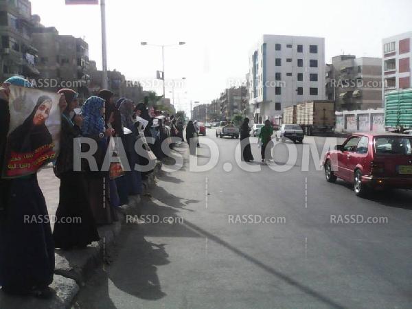 سلسلة بشرية لحركة “نساء ضد الانقلاب” بـ”بورسعيد”