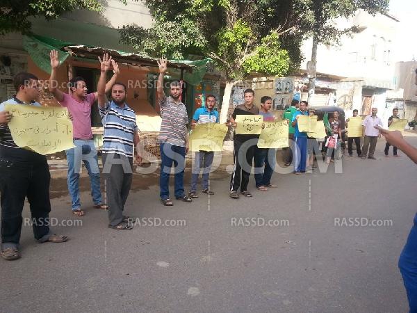 وقفة أمام منزل أحد المعتقلين المفرج عنهم في “دمياط”