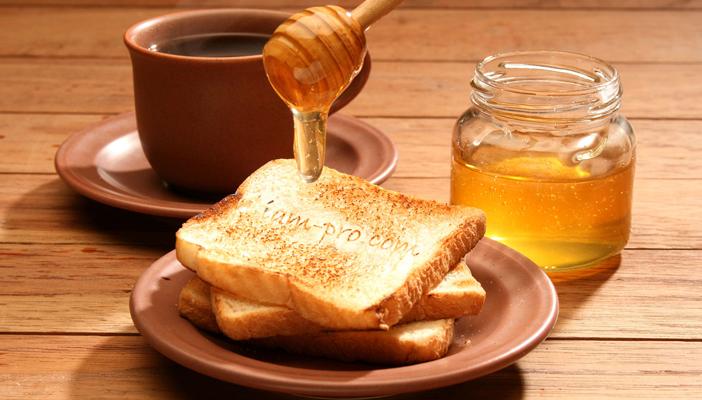 “فيه شفاء للناس”..تعرف علي الفوائد المتعددة لـ”عسل النحل”