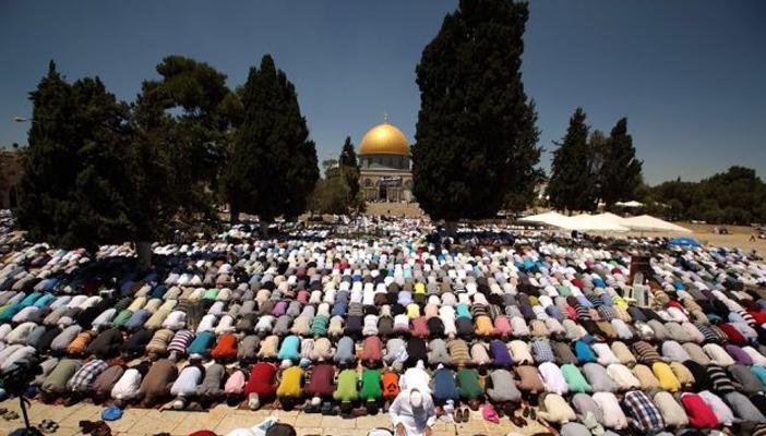 بعد حرمان 30 عامًا ..غزاوي “ستيني” يؤدي صلاة الجمعة بالأقصى