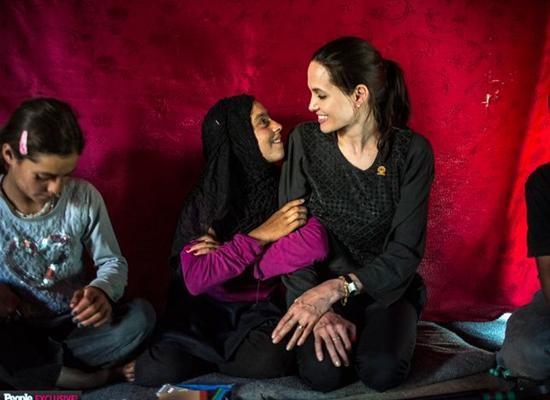 بالصور.. أنجلينا جولي تزور مخيما للاجئين السوريين بلبنان