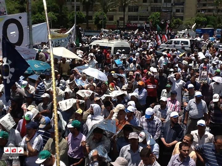 استمرار توافد المتظاهرين للمشاركة في جمعة”لا للعنف”