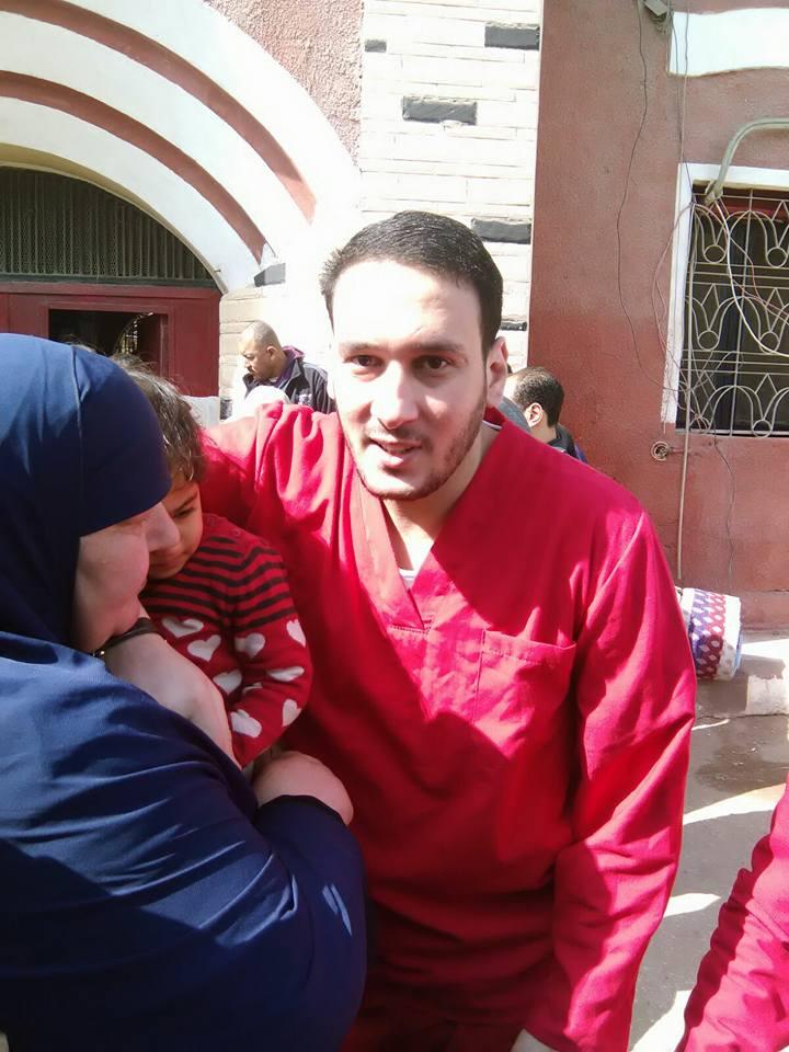 أسر تشتري ملابس العيد.. وأخرى تبحث عن أماكن بيع “بدل الإعدام”