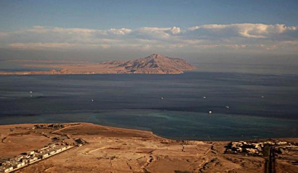 “تيران وصنافير مصرية” يتصدر “تويتر”.. ومغردون: احذروا لعبة القضاء