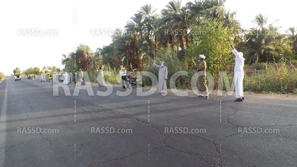 سلسلة بشرية مناهضة للانقلاب بمركز “كوم أمبو” في أسوان