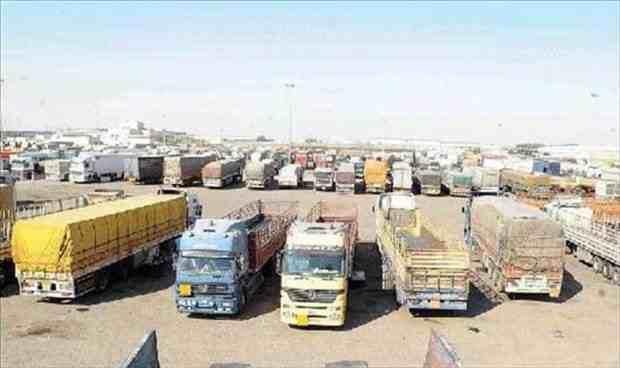 مسلحون يحتجزون 60 شاحنة مصر وسائقيها بأجدابيا بليبيا