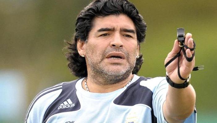 “مارادونا ” يفكر في الترشح لرئاسة الـ”فيفا”