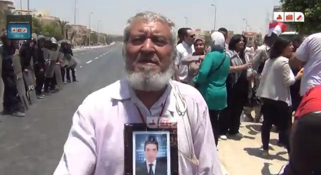 بالفيديو..والد الشهيد أحمد خليفة لمرسي: إلى أين البلد “هترسي”