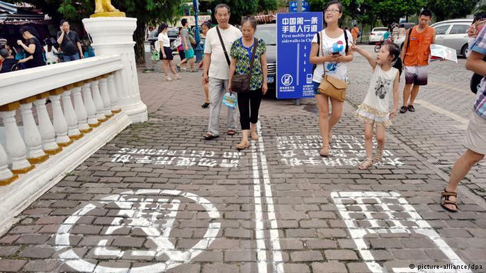 تقسيم رصيف المشاه في الصين.. نصف للمترجلين فقط وآخر لمستخدمي الهواتف