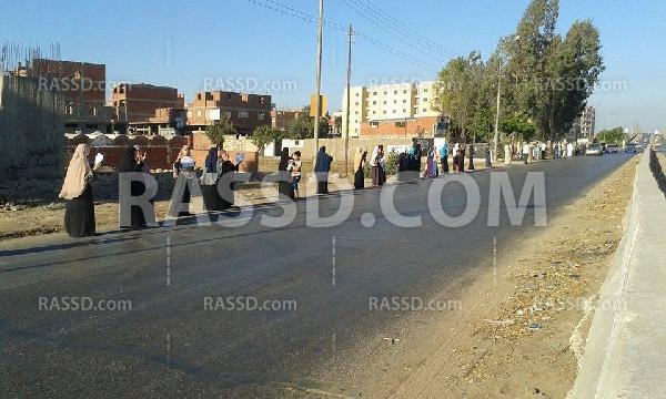 سلسلة بشرية لرافضي الانقلاب علي طريق “سمنود-المحلة”