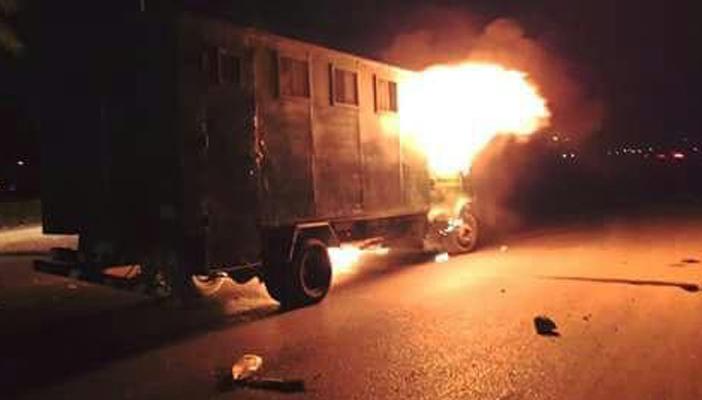 بالصور.. مجهولون يحرقون سيارة ترحيلات