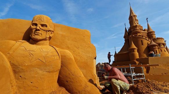 بالصور..  شخصيات مشهورة بأكبر مهرجان للنحت على الرمال في العالم