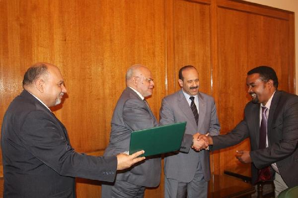 وزير الري يسلم شهادات تدريب لعدد من الإثيوبيين