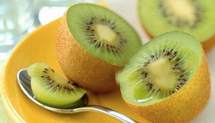 يجدد خلايا البشرة.. ملين طبيعي.. تعرف على فوائد “الكيوي”