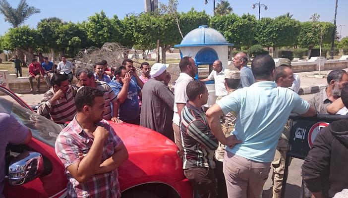 وقفة للجزارين بالعجول أمام محافظة السويس