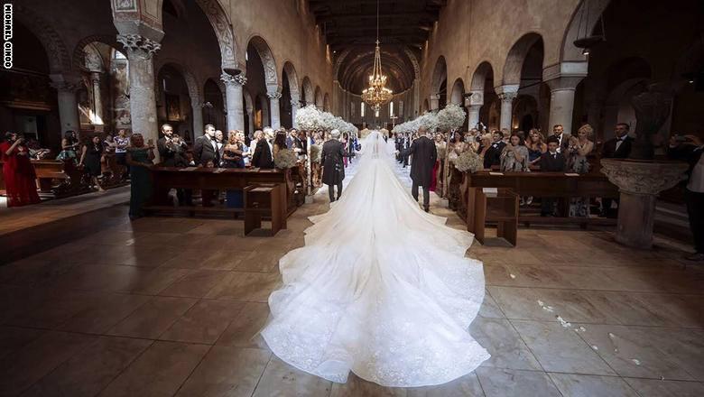 100 ألف قطعة كريستال بفستان زفاف وريثة أكبر شركة كريستال في العالم