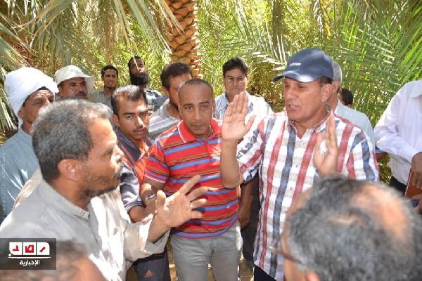 فلاحو الخارجة يحتجزون ونش أعطال الميكانيكا والكهرباء