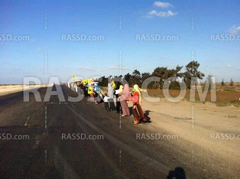 سلسلة بشرية بـ”مطوبس” في “كفر الشيخ” تنديدًا بجرائم الانقلاب