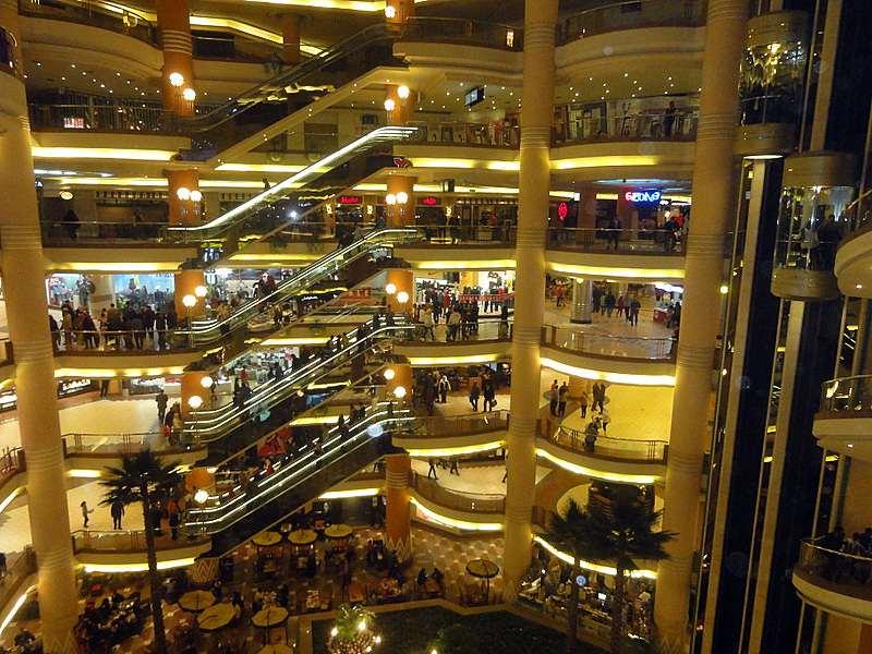 بالفيديو.. انتحار شاب قفزا من الدور السابع بـ«سيتي ستارز»