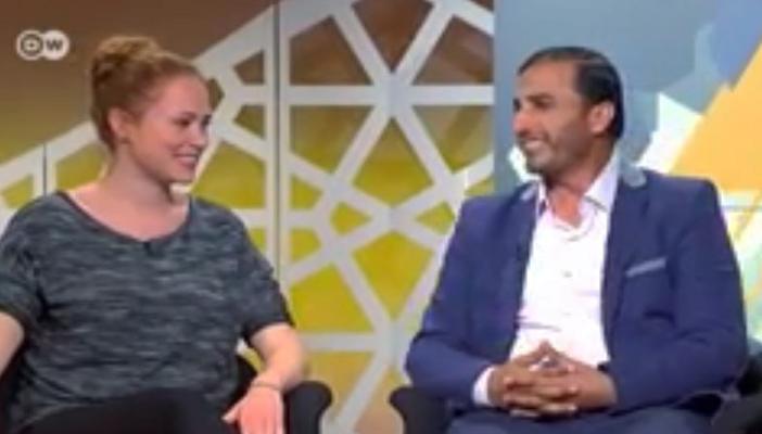 بالفيديو.. المتحدثة باسم “الخضر” تقبل دعوة إمام مسجد بألمانيا للإفطار