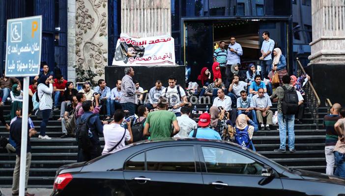 بالصور.. إفطار جماعي على سلالم نقابة الصحفيين تضامنا مع البطاوي