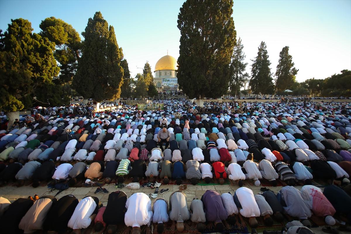 90 ألف شخص يؤدون صلاة العيد بالمسجد الأقصى