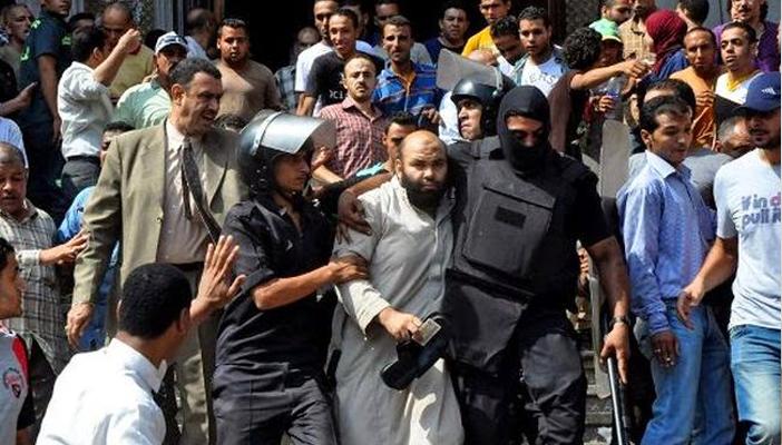 “ميدل إيست”: السيسي يسير على درب عبد الناصر في قمع الإسلاميين