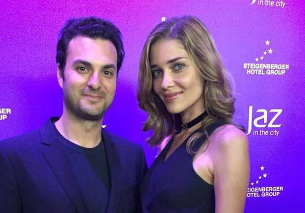 بالصور.. تعرَّف علي العريس المصري  صاحب الزفاف الأسطوري في اليونان