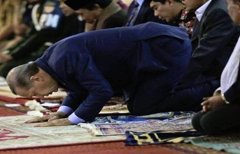 بالفيديو.. أردوغان يفقد الوعي أثناء أداء صلاة العيد