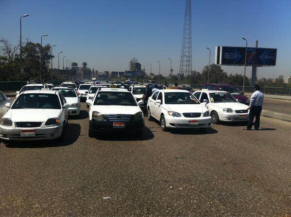 سائقو التاكسي الأبيض ينهون وقفتهم أمام وزراء الانقلاب