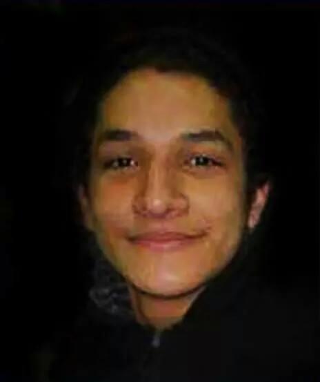 حبس طالب ثانوي 3 سنوات بتهمة “حيازة ميدالية شعار رابعة”