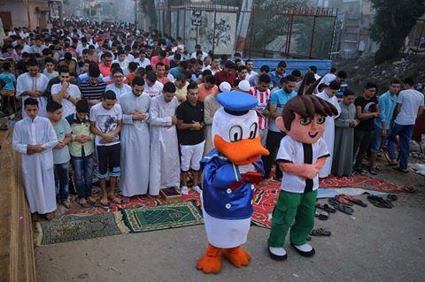 إمامة «بطوط» وصلاة بنص كم..  بعض المشاهد من ساحات صلاة العيد اليوم