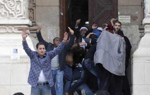 مجهولون يحاصرون قيادي اخواني بمسجد بالشرقية