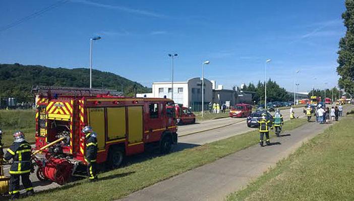 أنباء عن هجوم  رجل يحمل راية “تنظيم الدولة” على مصنع في فرنسا